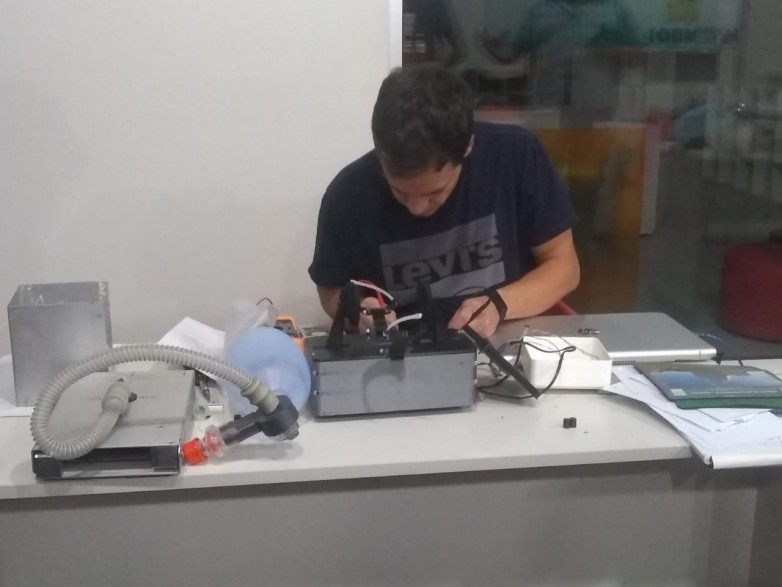 IxD: sede de trabajo para crear y ensamblar un prototipo de respiradores automatizados