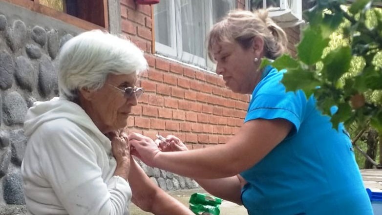 En la Zona Sanitaria II, visitan casa por casa para vacunar a los adultos mayores